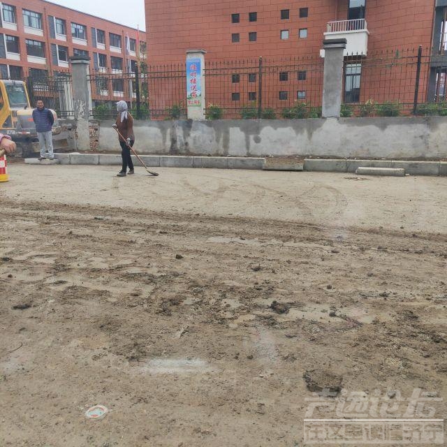 实验小学任贤校区周边路面建设问题，进度缓慢，下雨后路面泥泞道路！-1.jpeg