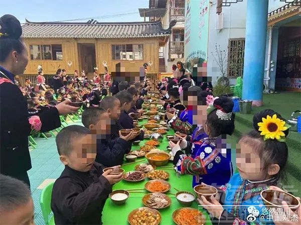 幼儿园让孩子学“敬酒”，教育局一句话，放心了-1.jpg