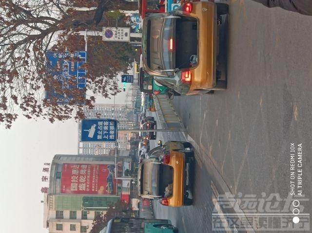 建设北路汽车北站路段出租车长时间违停，给机动车和非机动车行车造成隐患！-1.jpeg