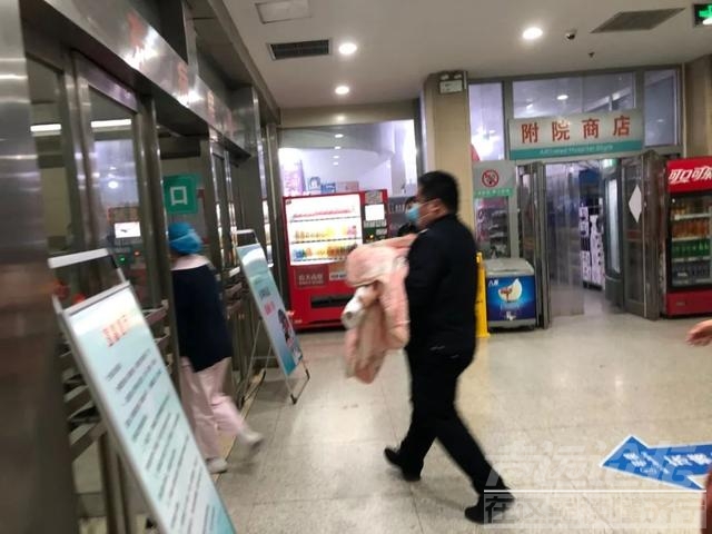 兖州小女孩不慎被烫伤 交警紧急救助-3.jpg