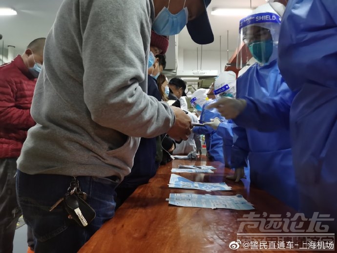 浦东机场所有相关工作人员连夜进行核酸检测-3.jpg