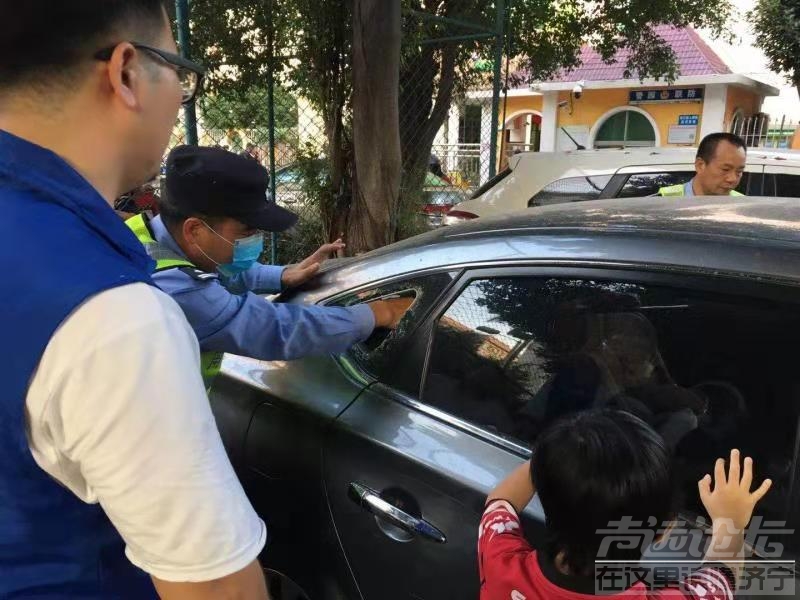 佛山2岁孩子被锁车里妈妈拒绝砸窗# 要让家人送钥匙过来，小孩被救出后已全身湿透-1.jpg