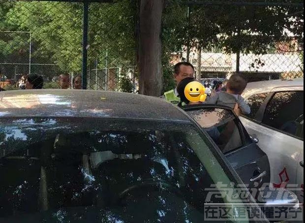 佛山2岁孩子被锁车里妈妈拒绝砸窗# 要让家人送钥匙过来，小孩被救出后已全身湿透-2.jpg