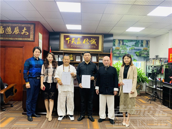 献礼冬奥会《破冰少年》 “瑜运动，徒快乐”-2.png