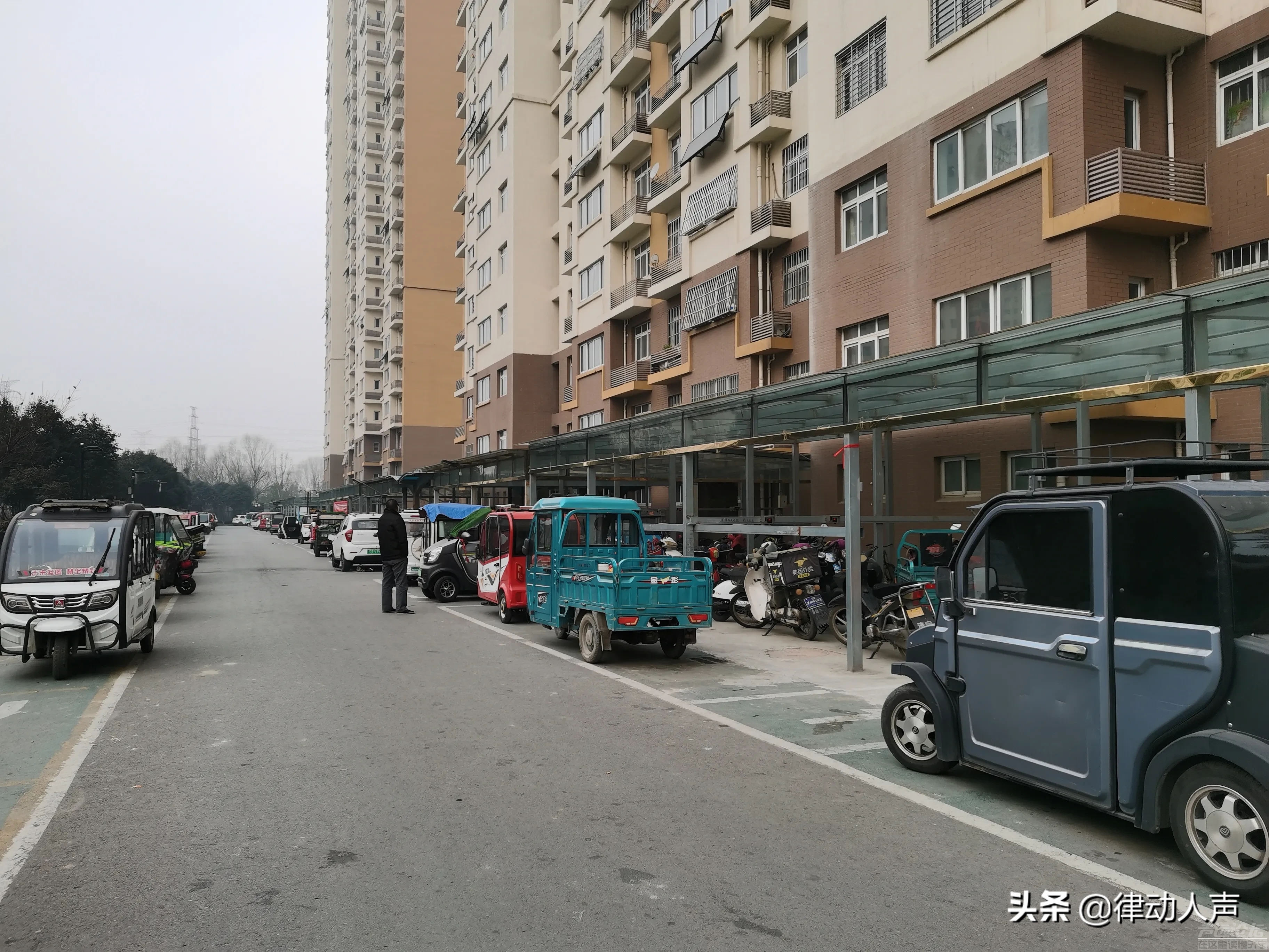 电动车、三轮车和小型四轮车，尤其是城乡结合部的农村，这种代步工具显得尤为重要-4.jpg