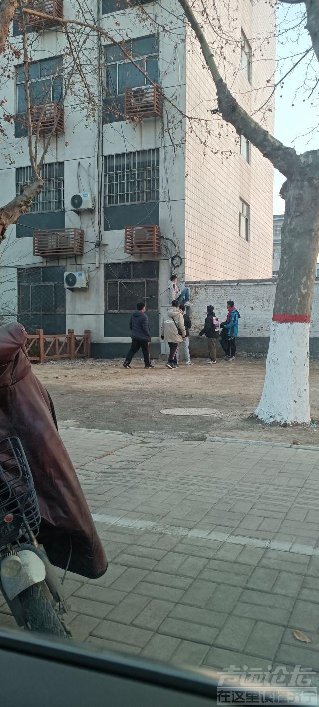看见好几个学生爬墙逃课-1.jpg