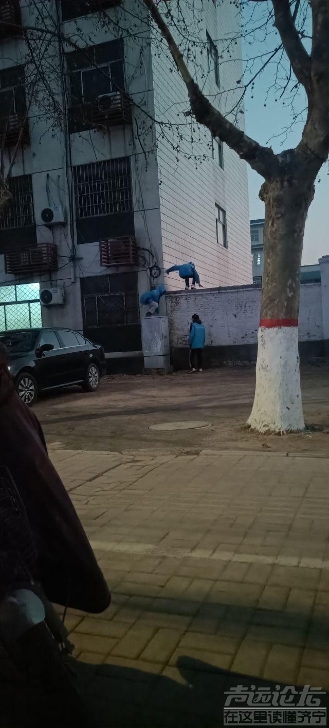 看见好几个学生爬墙逃课-3.jpg