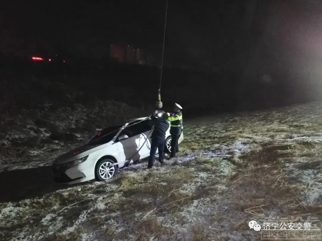 事发济宁！连车带人栽下沟！-1.jpg