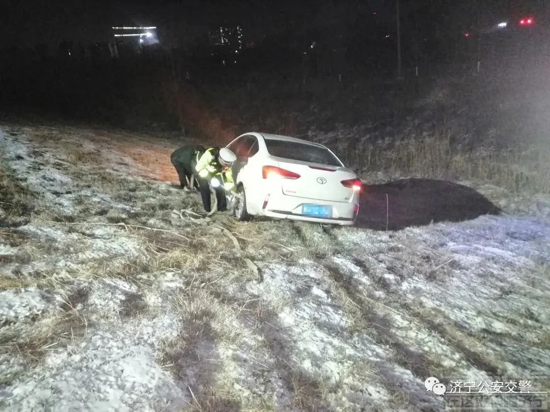 事发济宁！连车带人栽下沟！-2.jpg