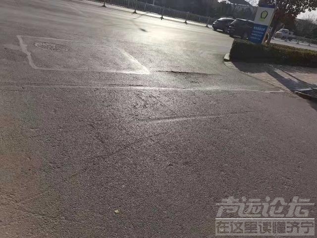 观音阁街道路口有一个大坑-1.jpg