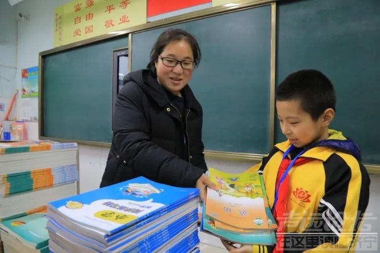 发新书啦！济宁太白湖新区中小学开学现场井然有序-2.jpg