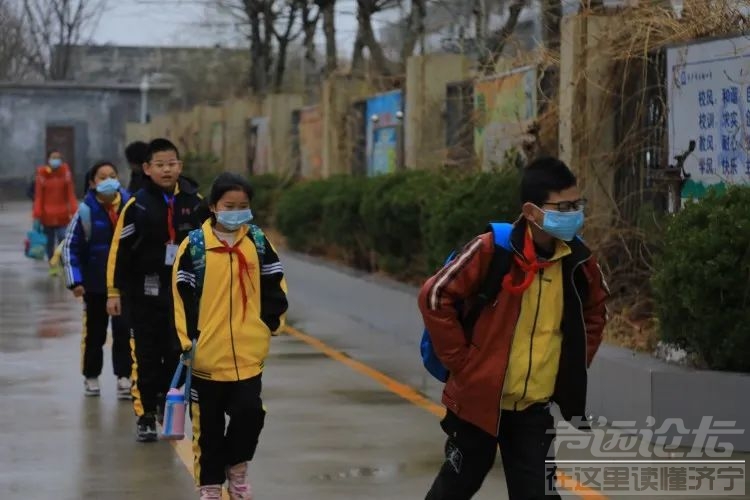 发新书啦！济宁太白湖新区中小学开学现场井然有序-4.jpg