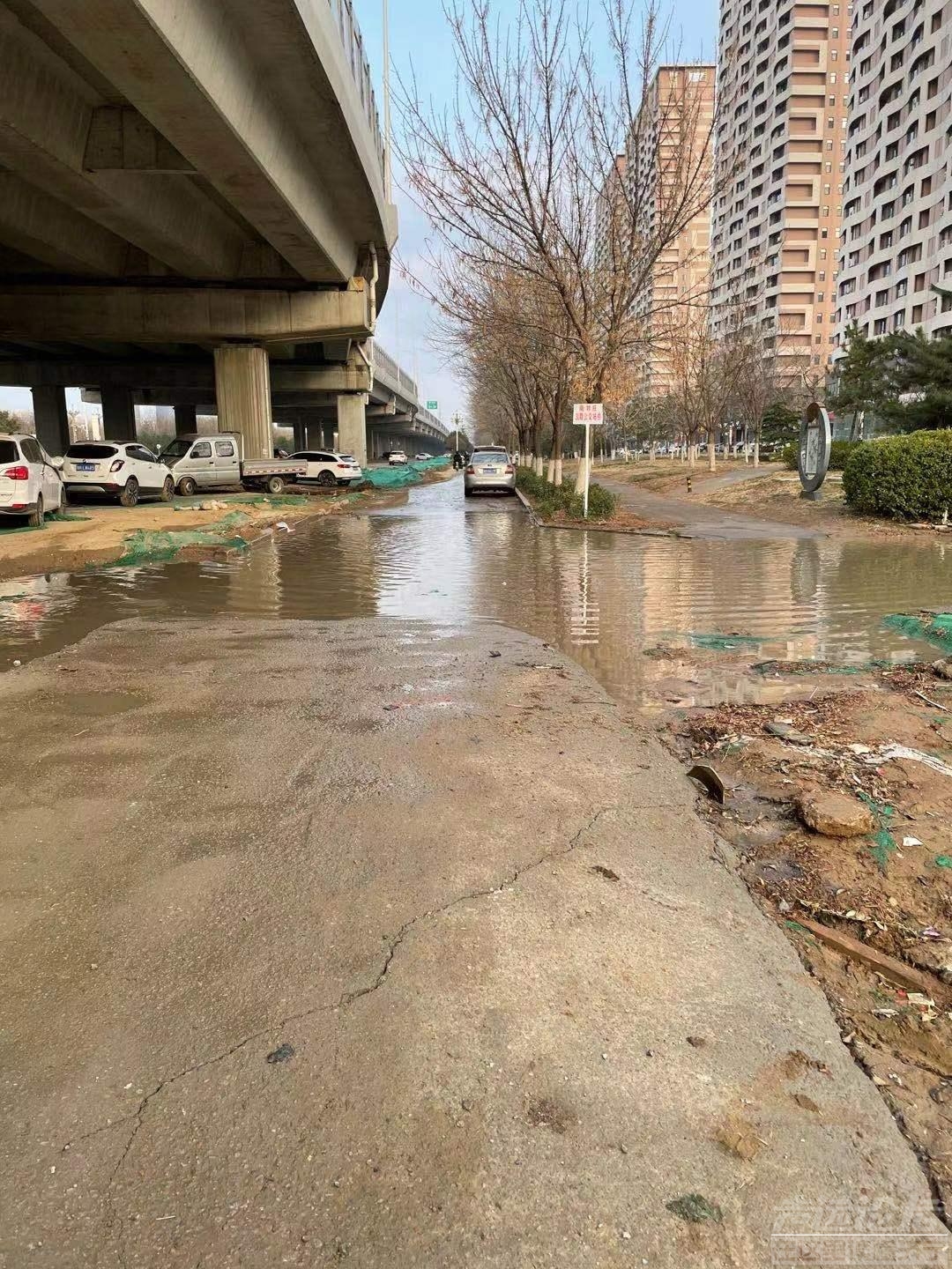 任城大道道路积水严重，通行不便，任城大道与建设路交叉口往东200-300米-2.jpg