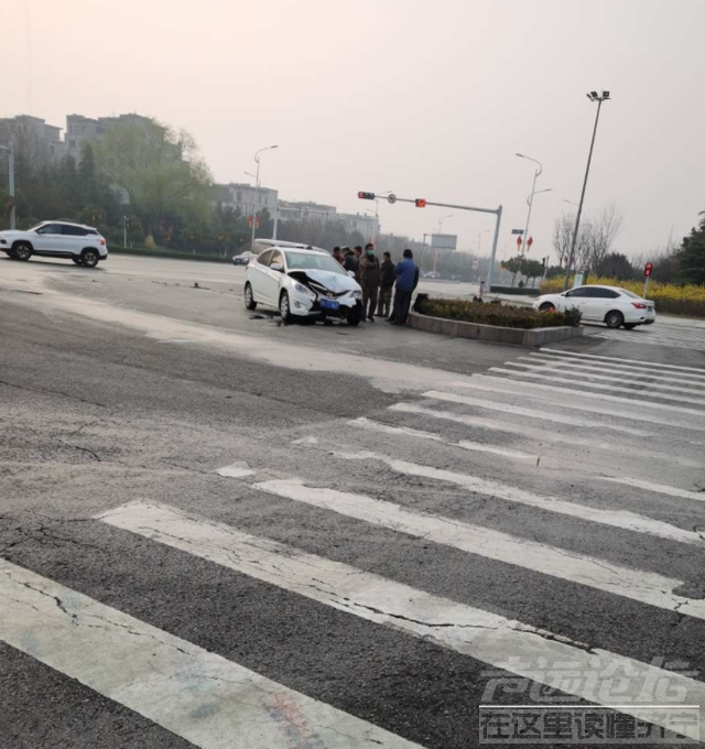 济宁火炬路与青建白鹭洲路口两车相撞-1.jpg