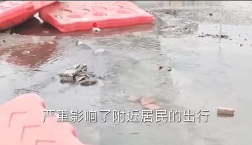 济宁任兴路与火炬路交汇处路口漏水了，不仅影响交通，还很臭！-1.jpg