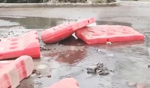 济宁任兴路与火炬路交汇处路口漏水了，不仅影响交通，还很臭！-3.jpg