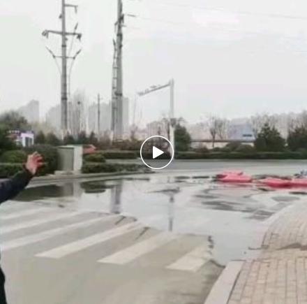 济宁任兴路与火炬路交汇处路口漏水了，不仅影响交通，还很臭！-2.jpg
