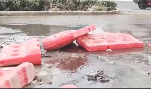 济宁任兴路与火炬路交汇处路口漏水了，不仅影响交通，还很臭！-4.jpg