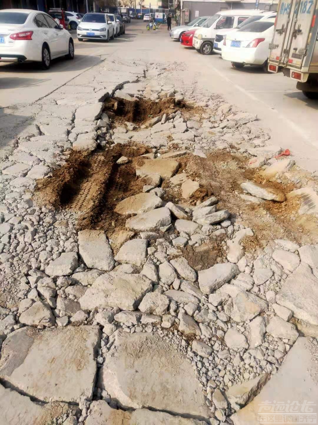 八铺后街东首，进出小区道路艰难，居民安全难保障，道路维修搁置一年多！-2.jpg