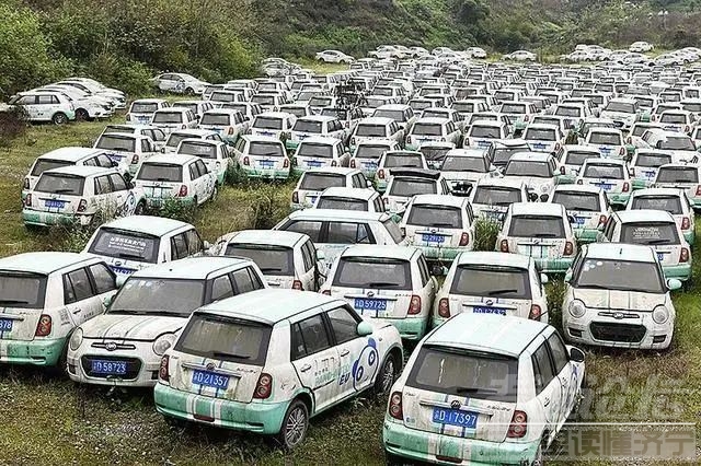 探访重庆这个巨型共享汽车“坟场”，密密麻麻，场面震撼-2.jpg