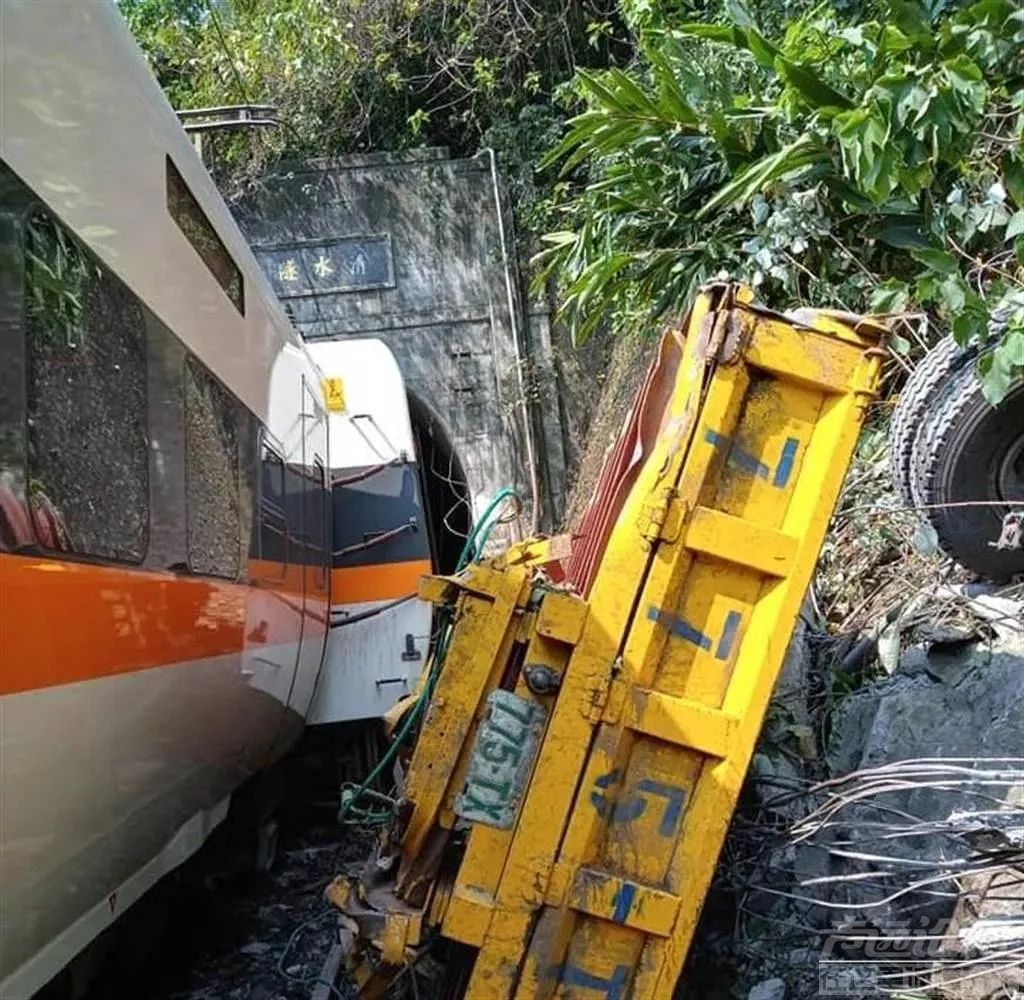 突发！台湾一列车出轨，台媒称已有36人无生命迹象-2.jpg