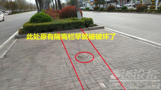 济宁小区路口被绿化带封死，村民出入只能走机动车道-2.jpg