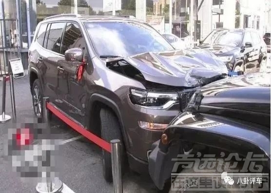 新车不能上牌，女子4S店怒撞7台车-1.jpg