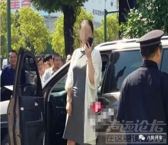 新车不能上牌，女子4S店怒撞7台车-3.jpg