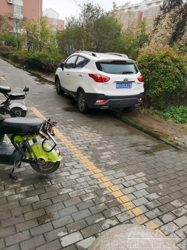 开泰花园沿街8号楼乱停车，乱停车把路上砖都压坏，经常开进去停，不是停了一次了！-1.jpeg