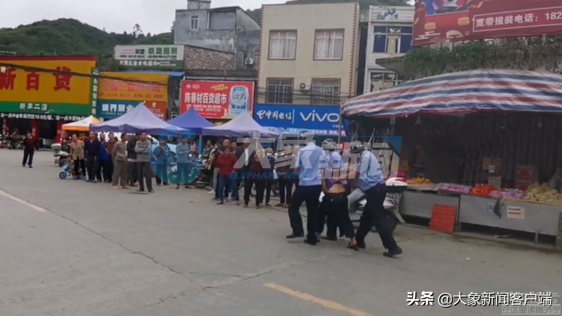 广西一男子闯入幼儿园砍伤18名师生，目击者：老师冲出喊人帮忙-1.jpg