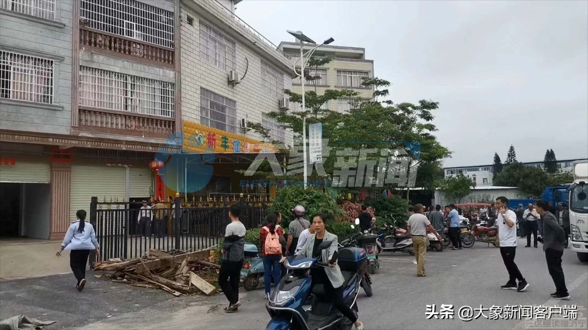 广西一男子闯入幼儿园砍伤18名师生，目击者：老师冲出喊人帮忙-2.jpg