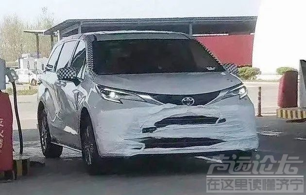 日子近了 国产丰田塞纳白车身谍照曝光-2.jpg