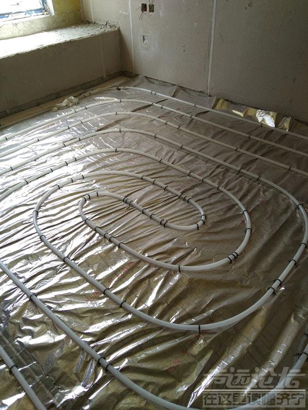 博观云著施工使用不达标材料建议引入业主监督机制，看看这铺设的地暖管道，合格不？-1.jpg