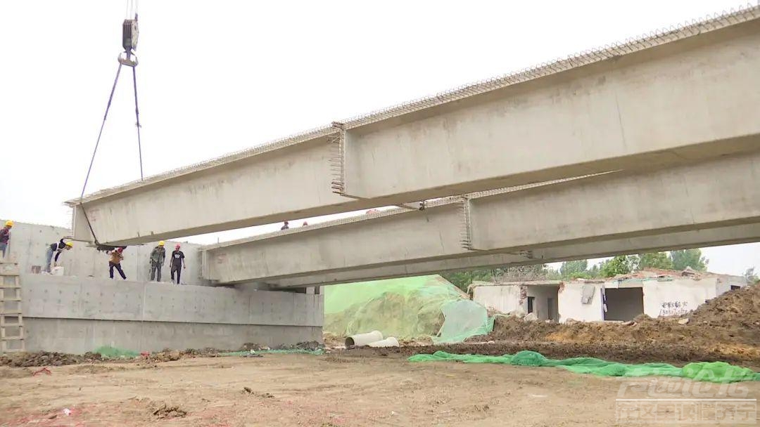 连接兖州 海川路北跨立交桥项目：首片预制箱梁架设-5.jpeg