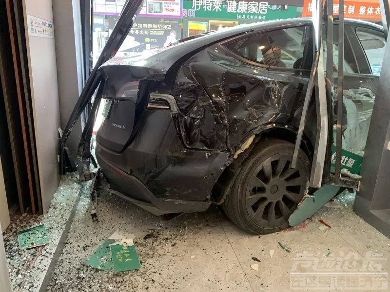 柳州特斯拉**冲进店铺 特斯拉：驾驶员未踩刹车-2.jpg