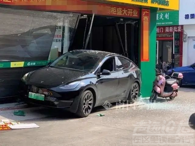 柳州特斯拉**冲进店铺 特斯拉：驾驶员未踩刹车-1.jpg