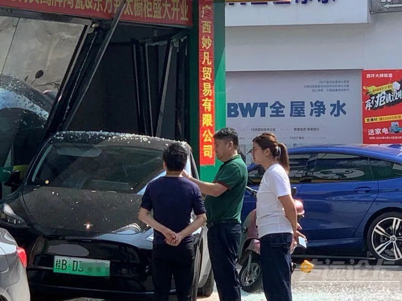 柳州特斯拉**冲进店铺 特斯拉：驾驶员未踩刹车-3.jpg