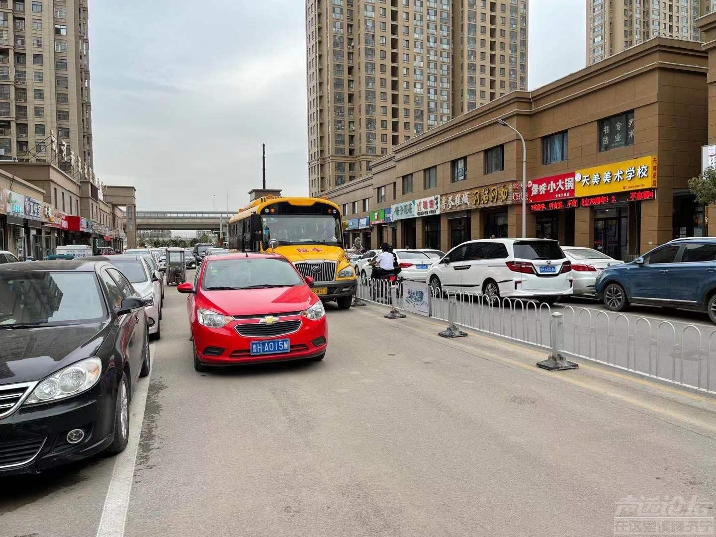 金色兰庭兰庭街乱停车谁来管，摄像头就是摆设，乱停的车堵路，校车过不去！-1.jpeg