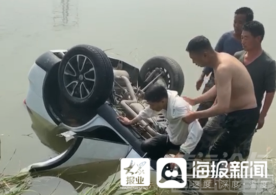 济宁喻屯一辆SUV开进池塘了...-2.jpg