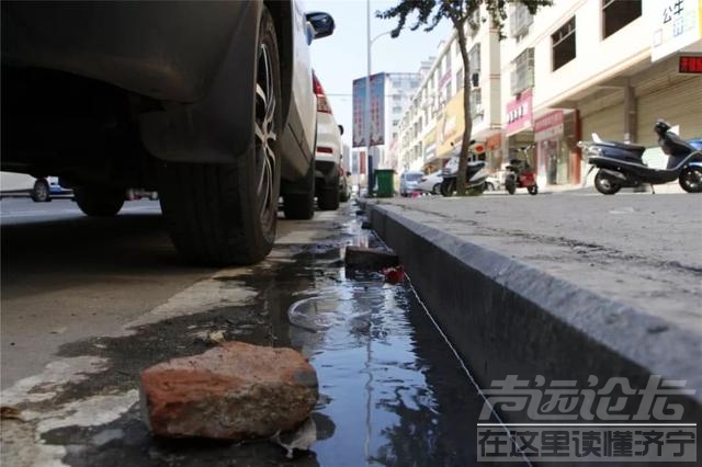 泗水垃圾车污水外溢-1.jpg