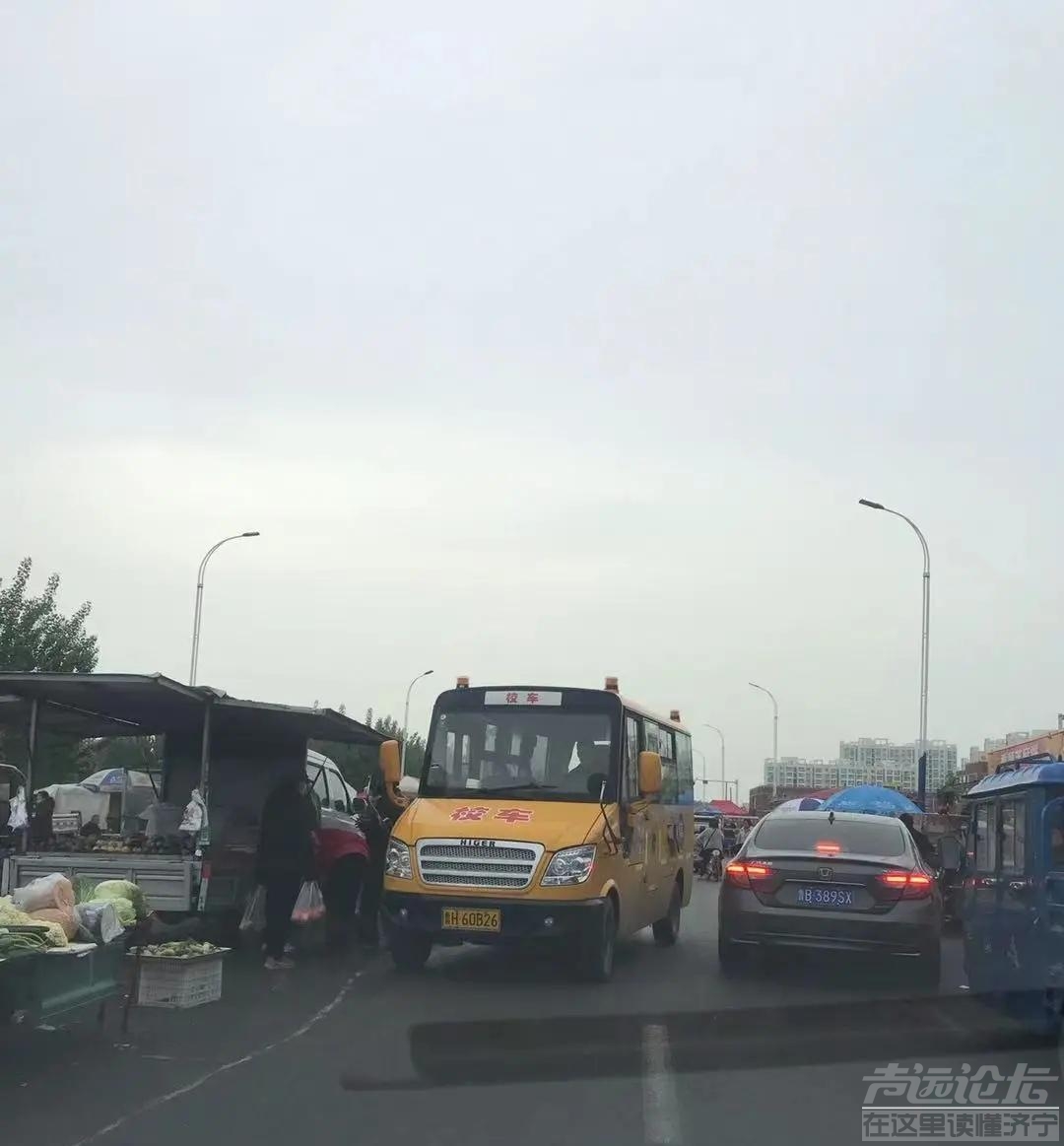 安居街道胡营社区、运河湾社区西侧道路通行问题，造成道路拥堵，严重影响道路同行-3.jpg