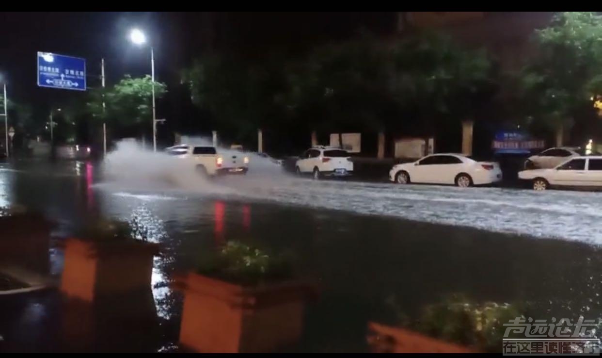 环城西路与金宇路以北路段下雨积水严重，看看昨天晚上的大雨，把路给淹的，改治治了-1.jpg