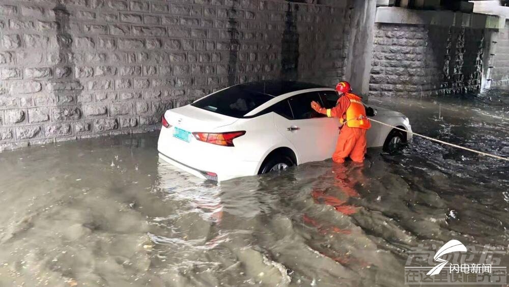 济宁邹城一汽车积水中熄火，山东这些地方降下暴雨，局地大暴雨-1.jpg