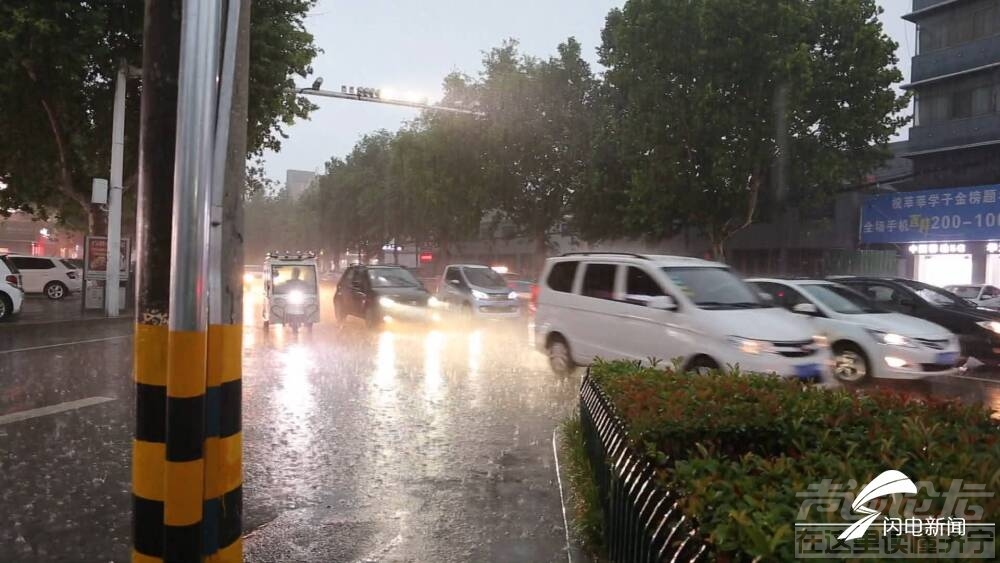 济宁邹城一汽车积水中熄火，山东这些地方降下暴雨，局地大暴雨-6.jpg