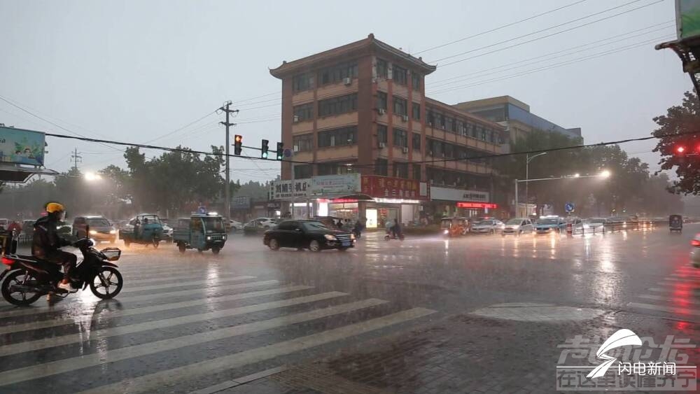 济宁邹城一汽车积水中熄火，山东这些地方降下暴雨，局地大暴雨-3.jpg