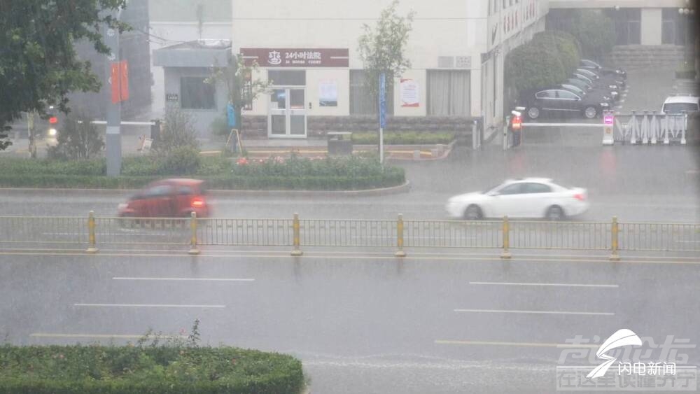 济宁邹城一汽车积水中熄火，山东这些地方降下暴雨，局地大暴雨-4.jpg