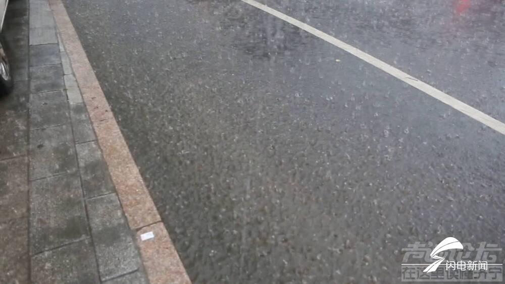 济宁邹城一汽车积水中熄火，山东这些地方降下暴雨，局地大暴雨-5.jpg