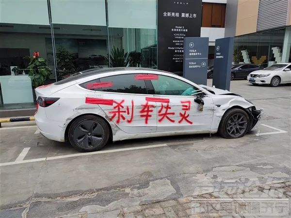 别克车尾贴“防止刹车失灵 请超车先行”，被特斯拉疯狂别车-4.jpg