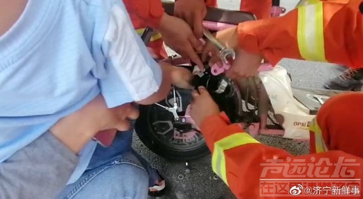 小孩脚被卡进电动车  济宁 消防五分钟救人-2.jpg