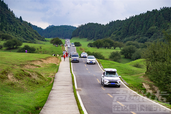 百车自驾仙女山最美公路 沿途风景令人陶醉-1.png